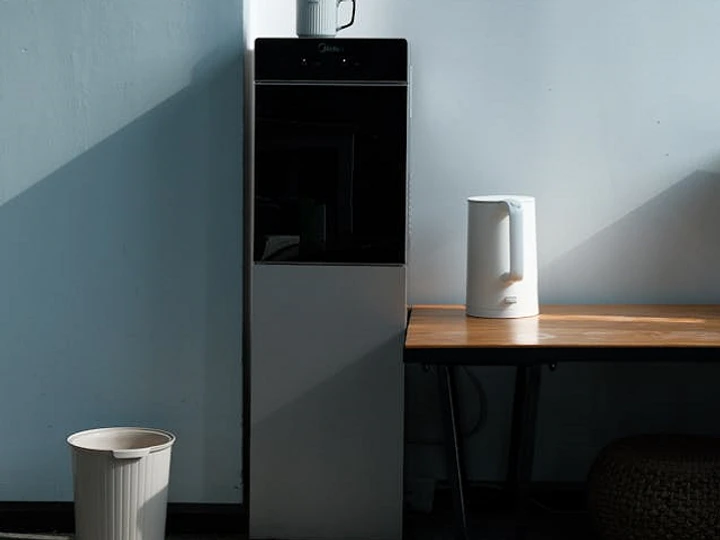 Letakkan dispenser di tempat rata