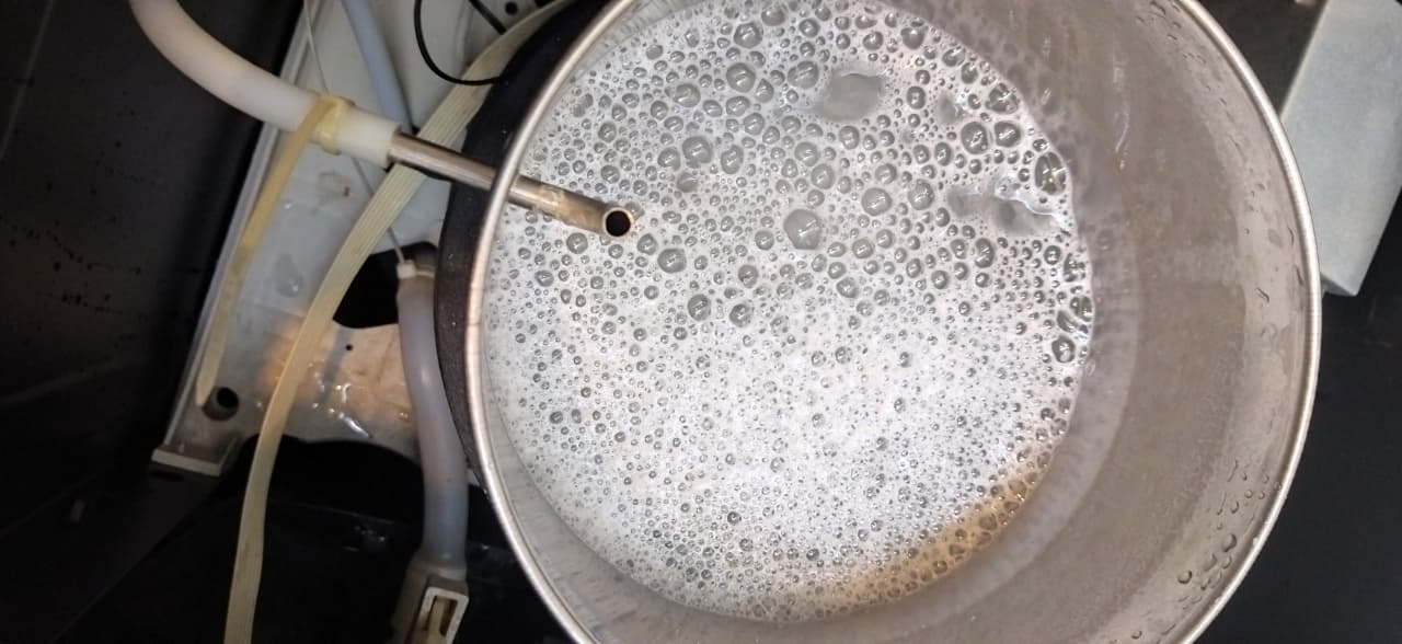 Membersihkan tangki dispenser